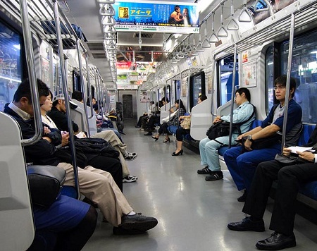 В вагоне токийского метро